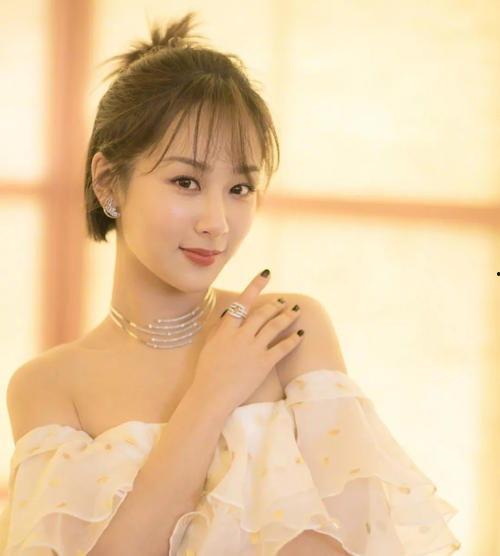 杨紫七夕最新爆料消息,甜蜜瞬间曝光，粉丝心动不已  第1张